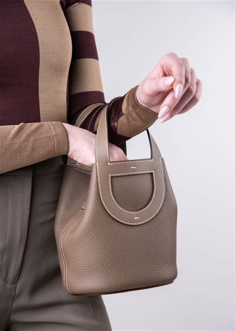 etoupe leather bag.